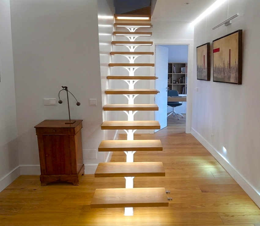 escalera metálica flotante a medida