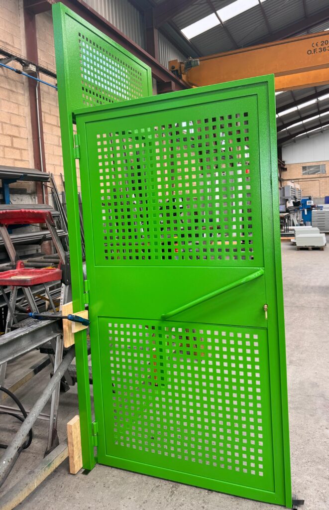 puerta metálica perforada antipánico