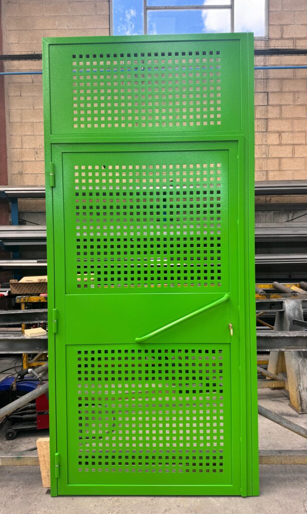 Puerta metálica perforada