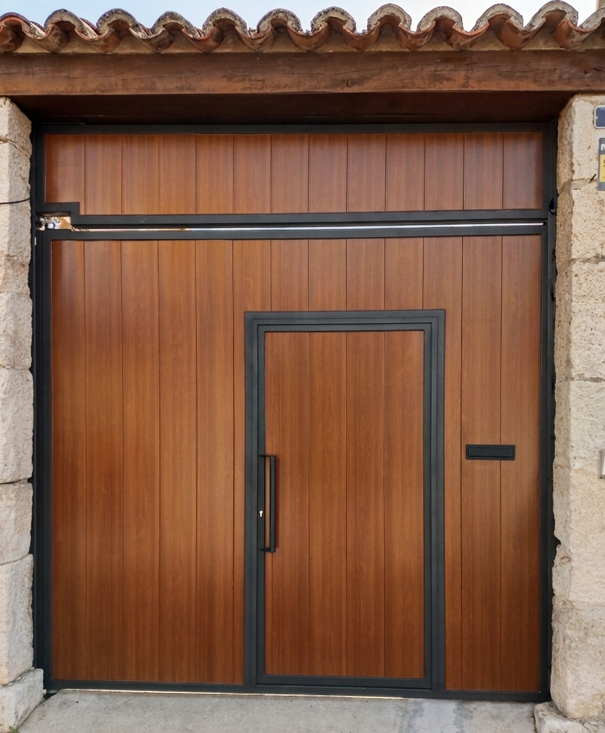 Puerta metálica a medida madera