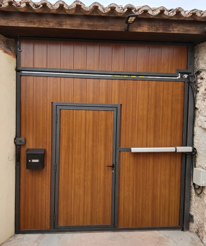Puerta metálica a medida efecto madera