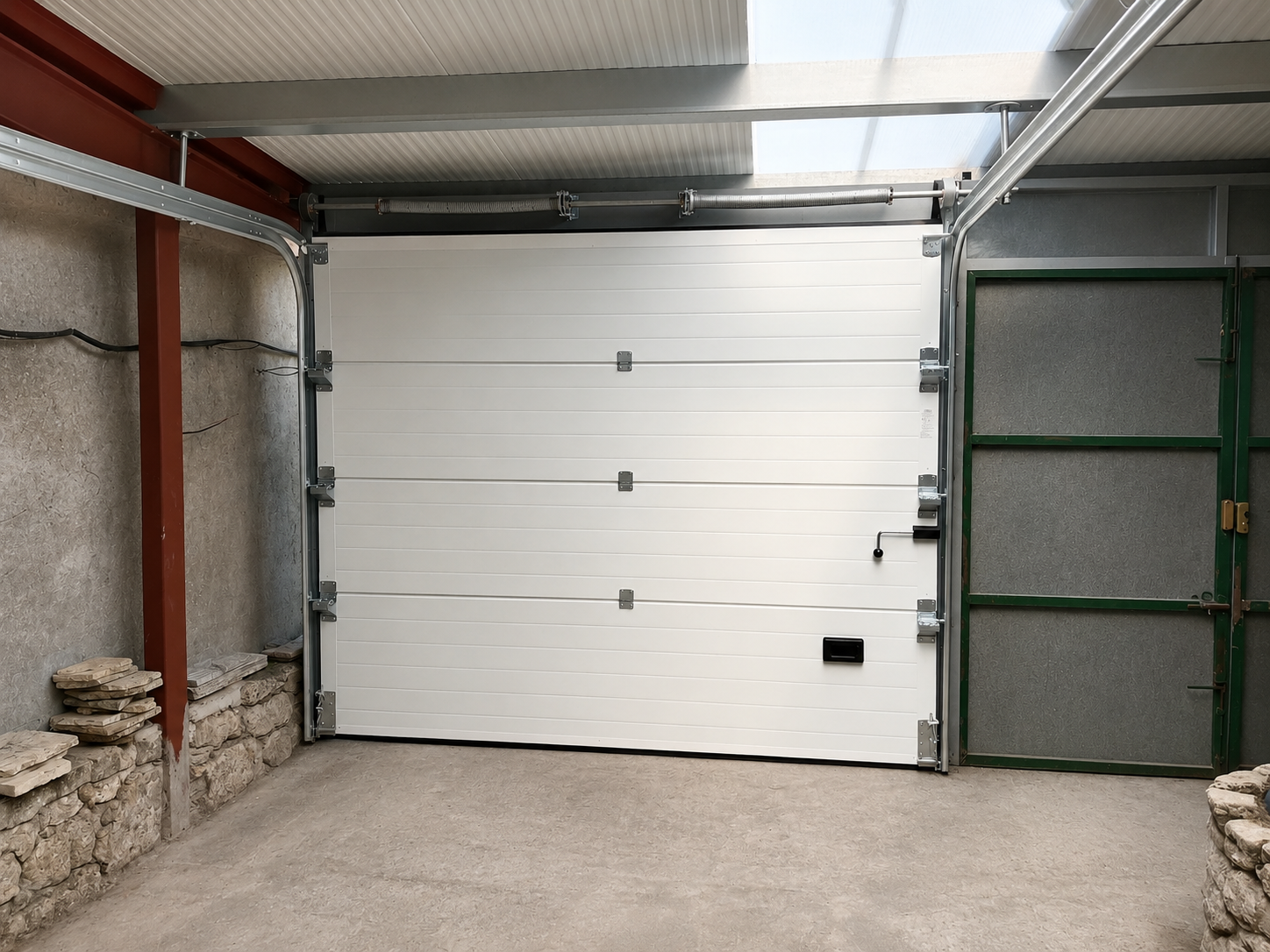 Puerta metálica seccional para vivienda particular instalada a medida