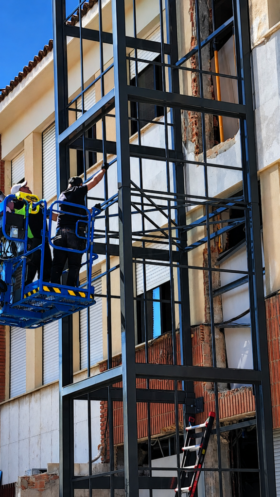instalación estructura metálica ascensor